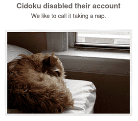 Una toma de pantalla del mensaje mostrado en el perfil de una cuenta desactivada. Muestra un perro durmiendo al lado de una ventana y un texto que dice "Cidoku ha desactivado su cuenta. Preferimos llamarle una siesta."